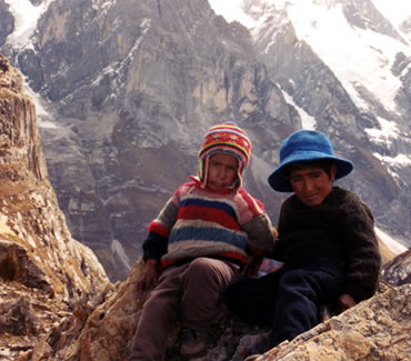 Niños en el paso Siulá 4800m, Cordillera Huayhuash