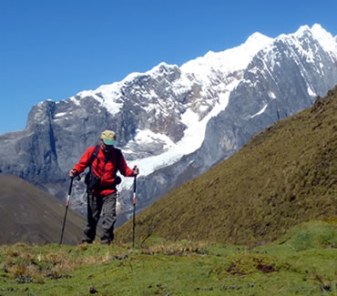 Turistca caminando en Carhuacocha, Cordillera Huayhuash